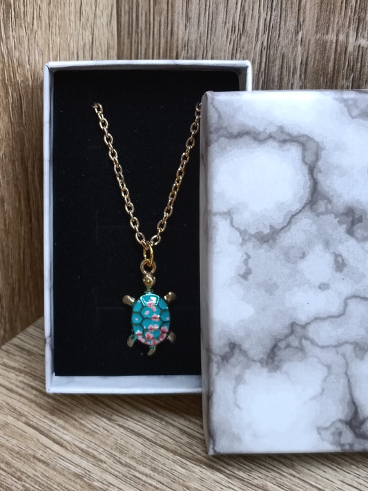 Collier pendentif tortue turquoise et rose.