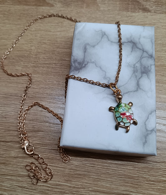 Collier pendentif tortue au design unique