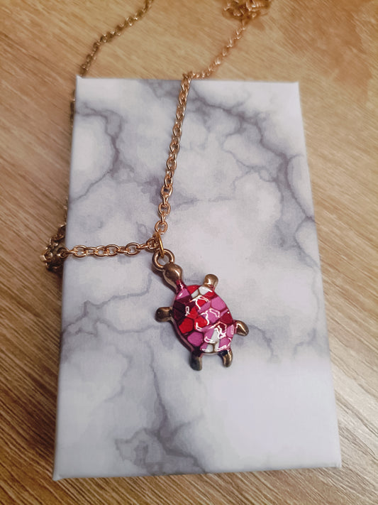 Collier tortue aux nuances roses