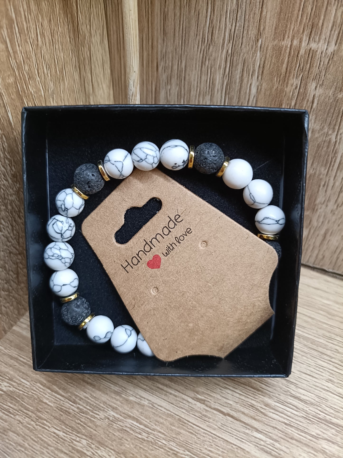 Bracelet en turquoise blanche et pierre de lave noire avec géode
