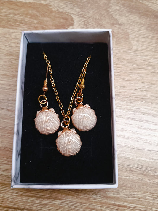 Ensemble de boucles d'oreilles et de collier coquillage