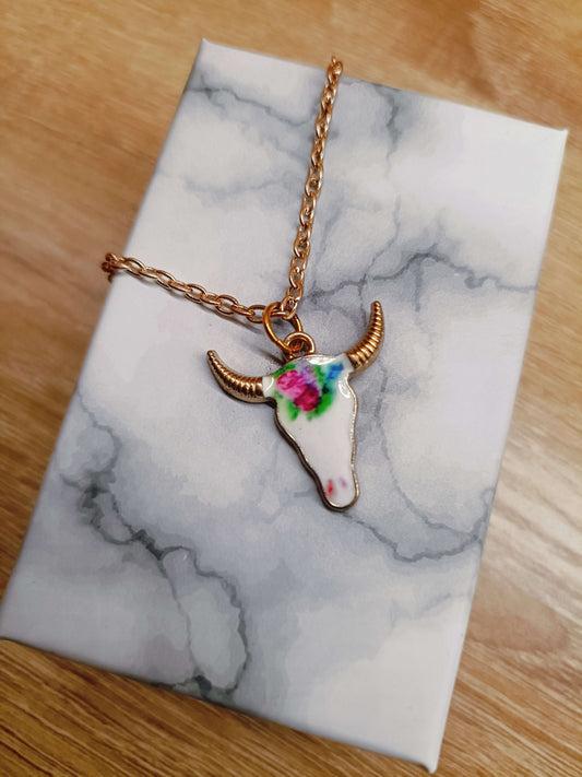 Collier tête de taureau avec couronne de fleurs