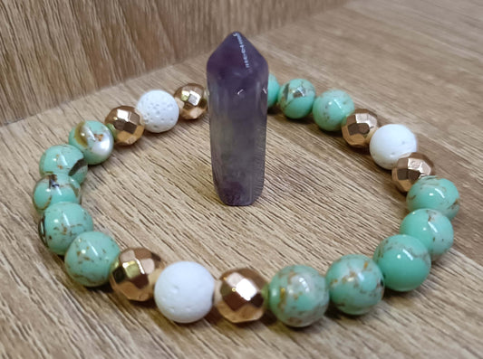 Bracelet en howlite turquoise verte, pierre de lave blanche et hématite plaquée or avec cristal pilier hexagonal en améthyste