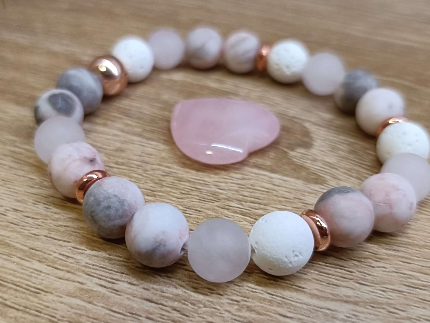 Bracelet en zèbre rose brut, pierre d'or rose et pierre de lave blanche avec cristal de quartz rose en forme de cœur