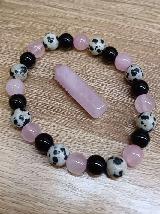 Bracelet en quartz rose, onyx noir et jaspe dalmatien avec cristal pilier en quartz rose