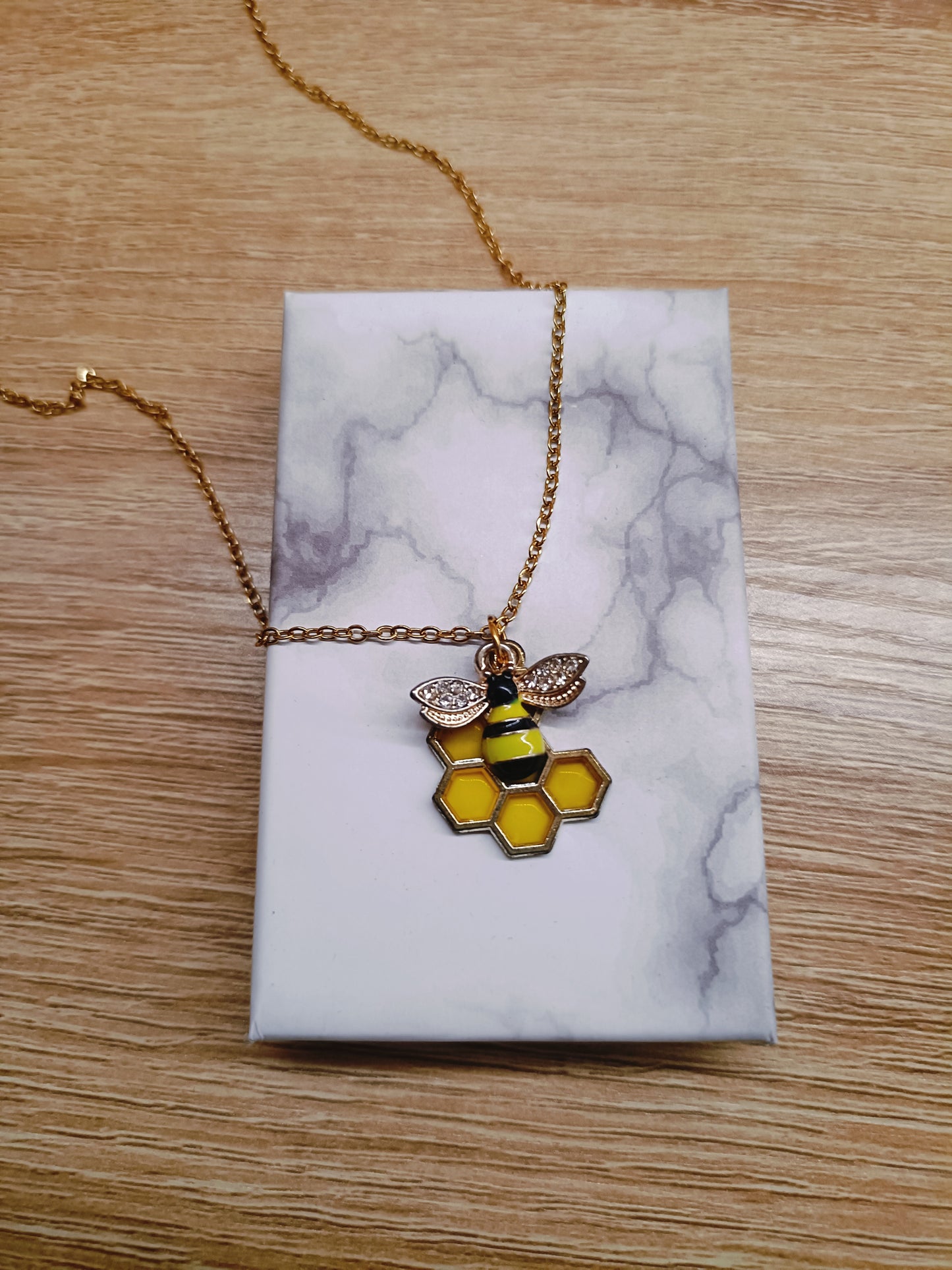 Collier abeille/nid d'abeille