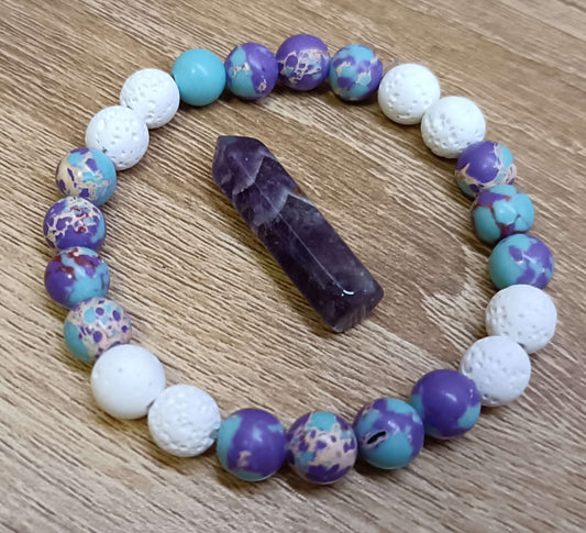 Bracelet en jaspe sédimentaire marin et pierre de lave blanche avec pilier hexagonal en cristal d'améthyste