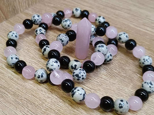 Bracelet en quartz rose, onyx noir et jaspe dalmatien avec cristal pilier en quartz rose